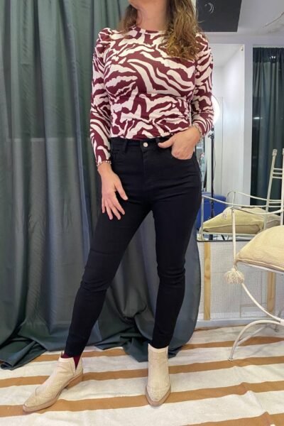 Jean negro chupín tiro alto