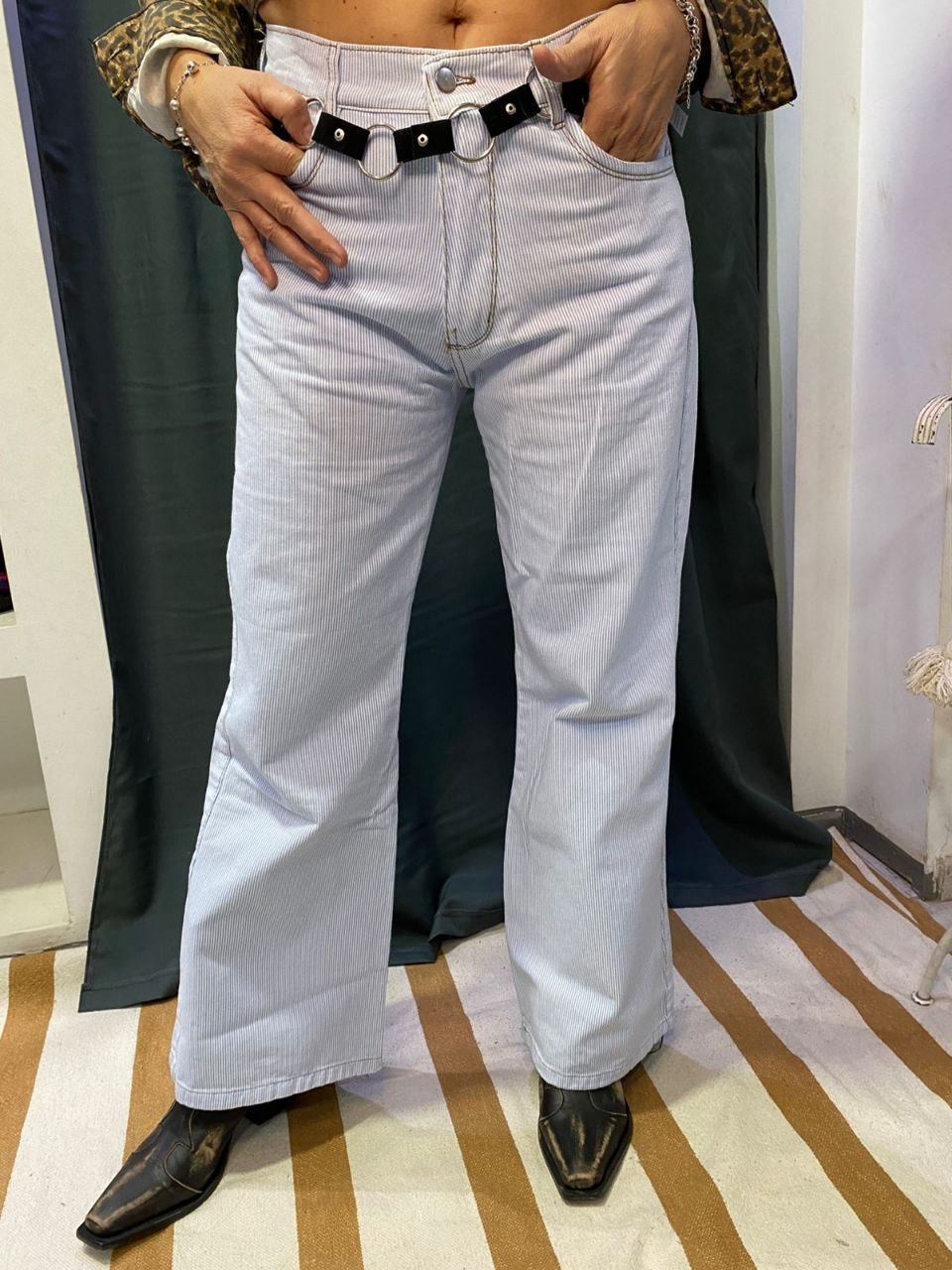 Pantalon estilo urbano y elegancia casual. - Image 3