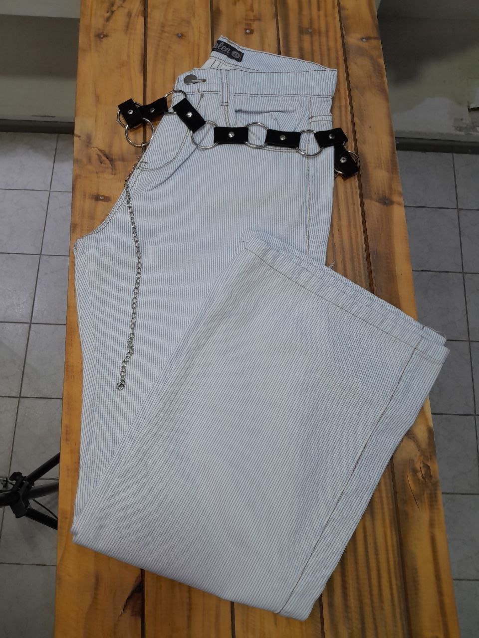 Pantalon estilo urbano y elegancia casual. - Image 2