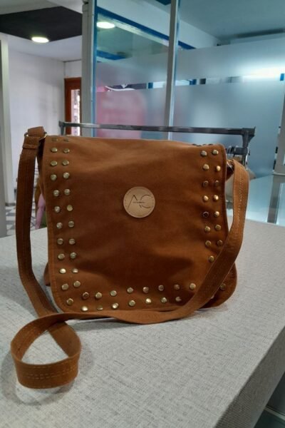 Cartera de gamuza color camel con tachas y correa larga