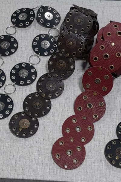 Cinturones con círculos metálicos – ¡Impacto visual asegurado!