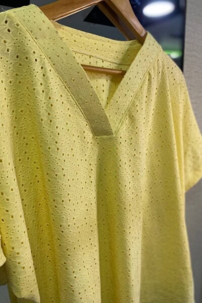 Remera de broderi elastizado Escote v