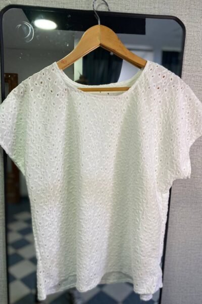 Remera broderi cuello redondo Elastizada talle unico amplio