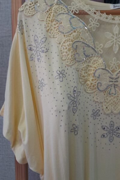 Remera importada con detalle de tul y brillo