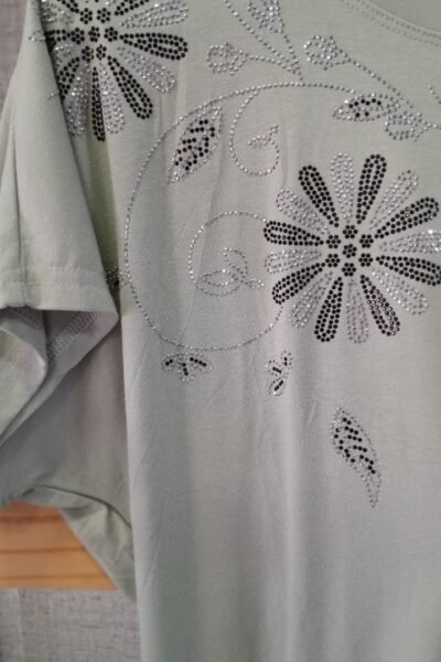 Remera importada con detalle de brillos