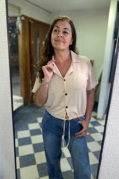 Camisa de lino cey lisa, con bolsillo y cordon ajustable en la cintura