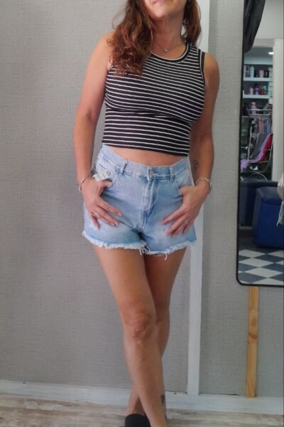 Short mom con rotura desflecado